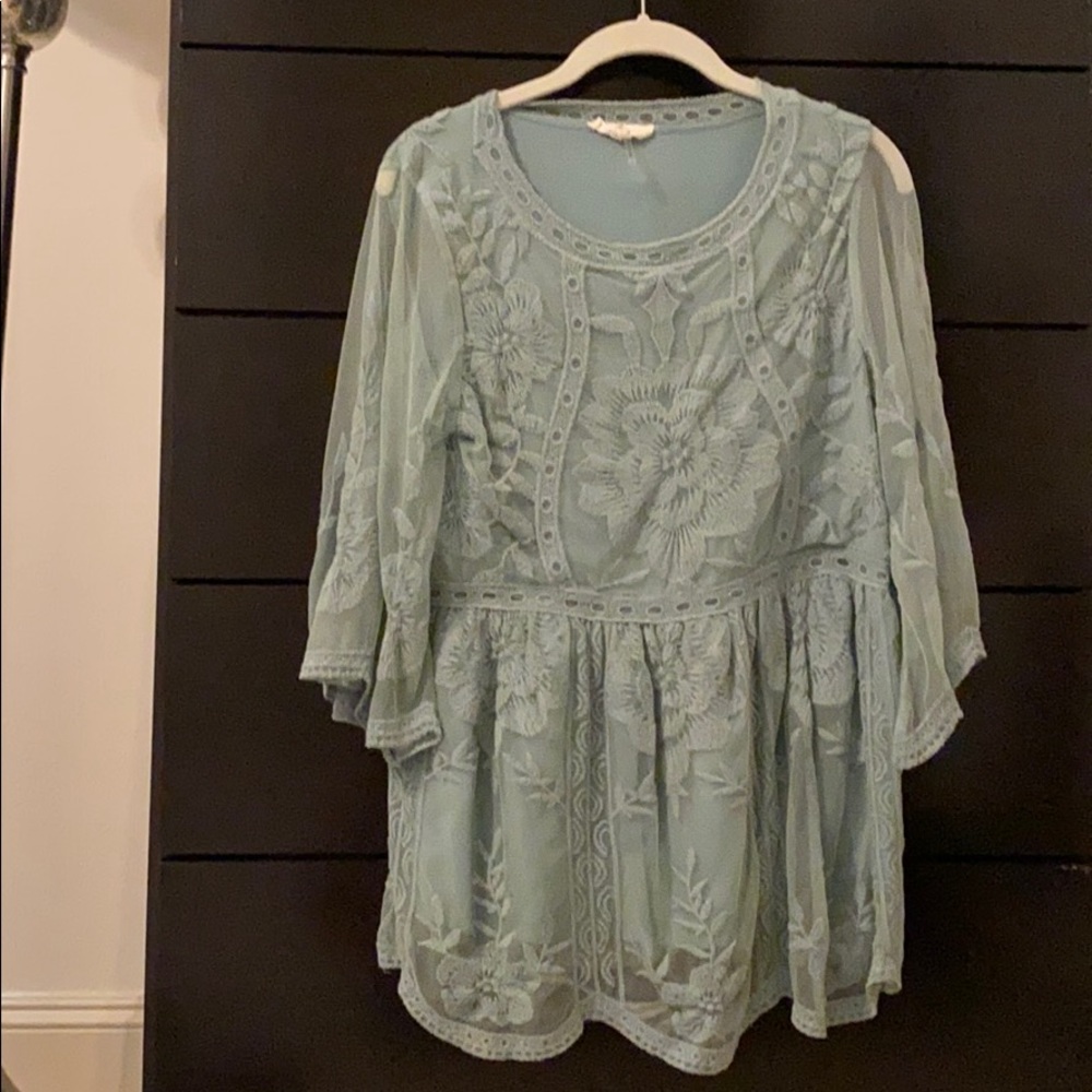 mint colored top